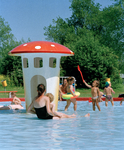 823856 Afbeelding van een speeltoestel in de vorm van een paddestoel in het kinderbassin van Zwembad De Krommerijn (Weg ...